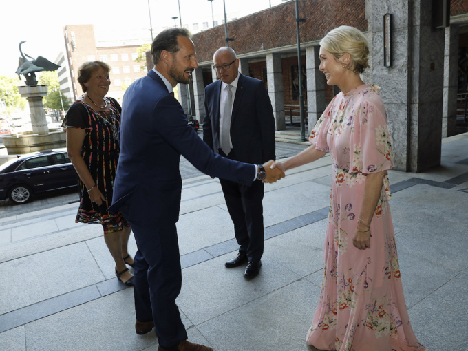 Kronprins Haakon helsar på Anita Krohn Traaseth i Innovasjon Noreg idet han kjem Oslo Rådhus. Foto: Tom Hansen, Innovasjon Noreg
